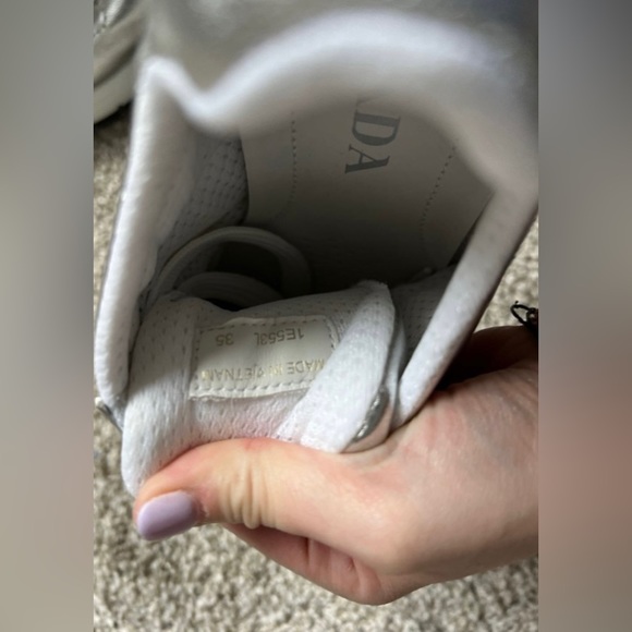 Pristine Condition Dolce & Gabbana “Le eleganza” Size 5 Sneakers. - Picture 3 of 6